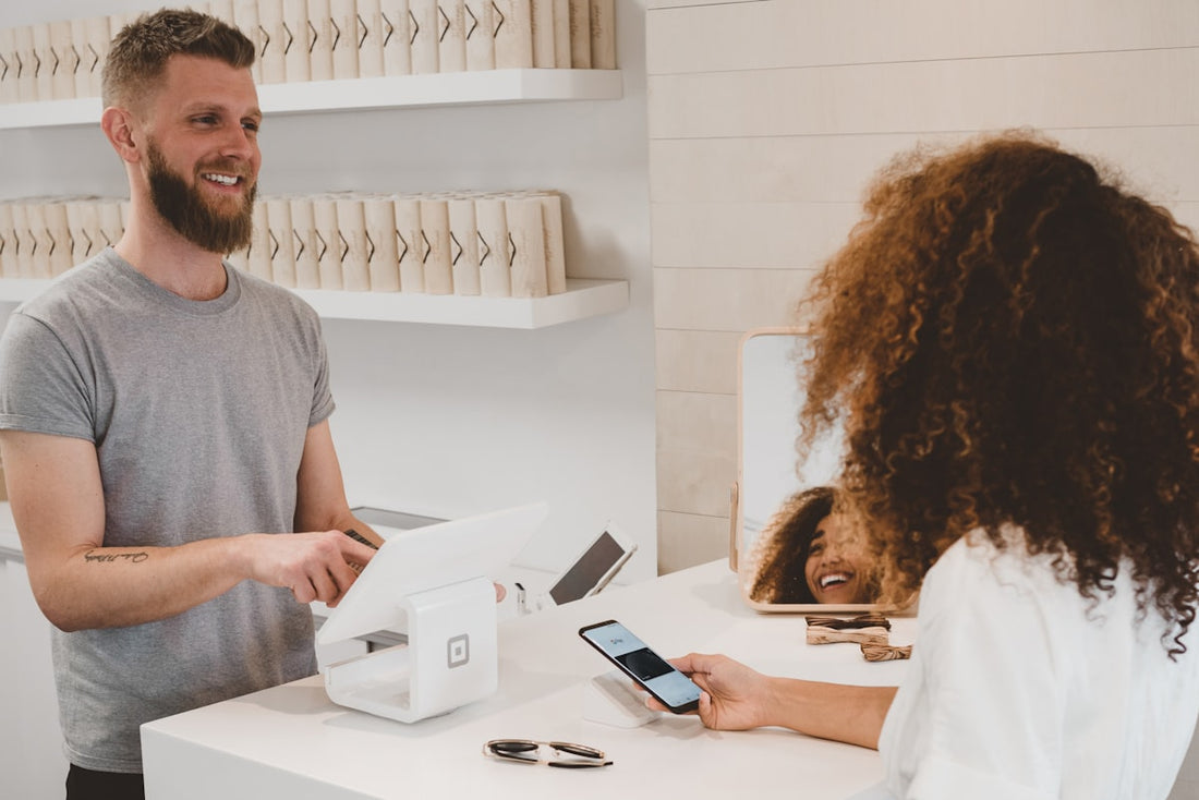 Emprendedor creando su tienda online en México con inteligencia artificial